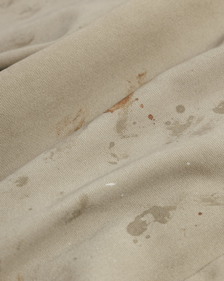 Dickiesのアイコンであるオリジナルワークパンツをベースに、ANACHRONORMがリアルなエイジングとリペア加工を施しました。
8.5ozのTCツイル生地はハリがあり丈夫で、シワになりにくく汚れにも強い素材。
タフなTC素材に5工程の加工を施し、長年履き込んだような風合いを再現しています。
膝には異なる生地の当て布を使用し、破れを補修したようなリペア風リメイクに仕上げました。
Based on the iconic Dickies Original Work Pants, reimagined with ANACHRONORM’s signature aging and repair aesthetic.
Made from sturdy 8.5oz TC twill, known for its durability and resistance to wrinkles and stains.
A five-step processing method recreates the look of years of wear on the tough TC fabric.