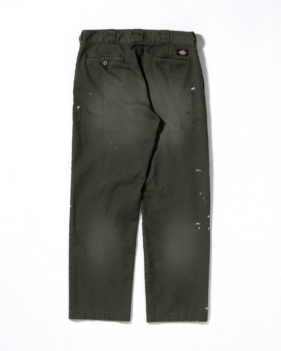 Dickiesのアイコンであるオリジナルワークパンツをベースに、ANACHRONORMがリアルなエイジングとリペア加工を施しました。
8.5ozのTCツイル生地はハリがあり丈夫で、シワになりにくく汚れにも強い素材。
タフなTC素材に5工程の加工を施し、長年履き込んだような風合いを再現しています。
膝には異なる生地の当て布を使用し、破れを補修したようなリペア風リメイクに仕上げました。
Based on the iconic Dickies Original Work Pants, reimagined with ANACHRONORM’s signature aging and repair aesthetic.
Made from sturdy 8.5oz TC twill, known for its durability and resistance to wrinkles and stains.
A five-step processing method recreates the look of years of wear on the tough TC fabric.