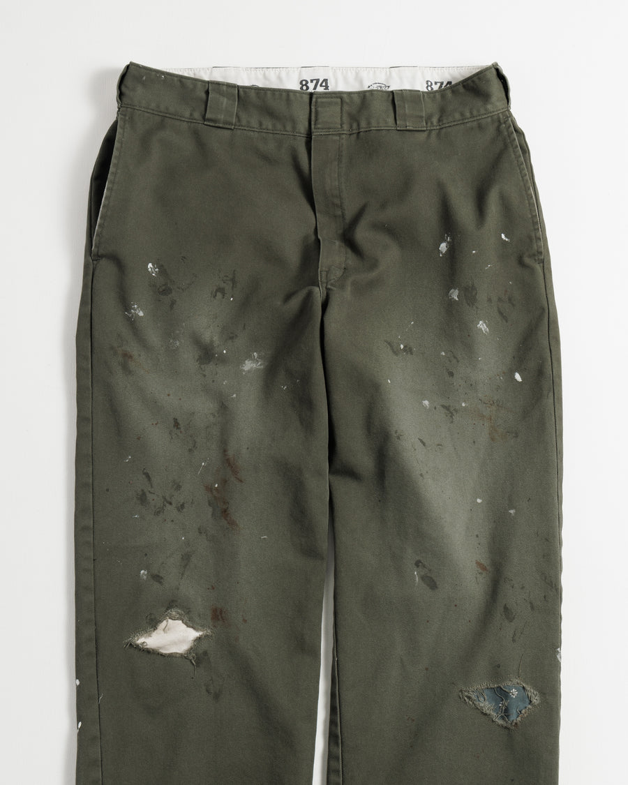 Dickiesのアイコンであるオリジナルワークパンツをベースに、ANACHRONORMがリアルなエイジングとリペア加工を施しました。
8.5ozのTCツイル生地はハリがあり丈夫で、シワになりにくく汚れにも強い素材。
タフなTC素材に5工程の加工を施し、長年履き込んだような風合いを再現しています。
膝には異なる生地の当て布を使用し、破れを補修したようなリペア風リメイクに仕上げました。
Based on the iconic Dickies Original Work Pants, reimagined with ANACHRONORM’s signature aging and repair aesthetic.
Made from sturdy 8.5oz TC twill, known for its durability and resistance to wrinkles and stains.
A five-step processing method recreates the look of years of wear on the tough TC fabric.