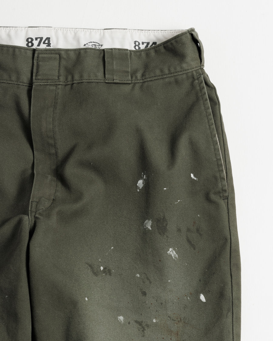 Dickiesのアイコンであるオリジナルワークパンツをベースに、ANACHRONORMがリアルなエイジングとリペア加工を施しました。
8.5ozのTCツイル生地はハリがあり丈夫で、シワになりにくく汚れにも強い素材。
タフなTC素材に5工程の加工を施し、長年履き込んだような風合いを再現しています。
膝には異なる生地の当て布を使用し、破れを補修したようなリペア風リメイクに仕上げました。
Based on the iconic Dickies Original Work Pants, reimagined with ANACHRONORM’s signature aging and repair aesthetic.
Made from sturdy 8.5oz TC twill, known for its durability and resistance to wrinkles and stains.
A five-step processing method recreates the look of years of wear on the tough TC fabric.