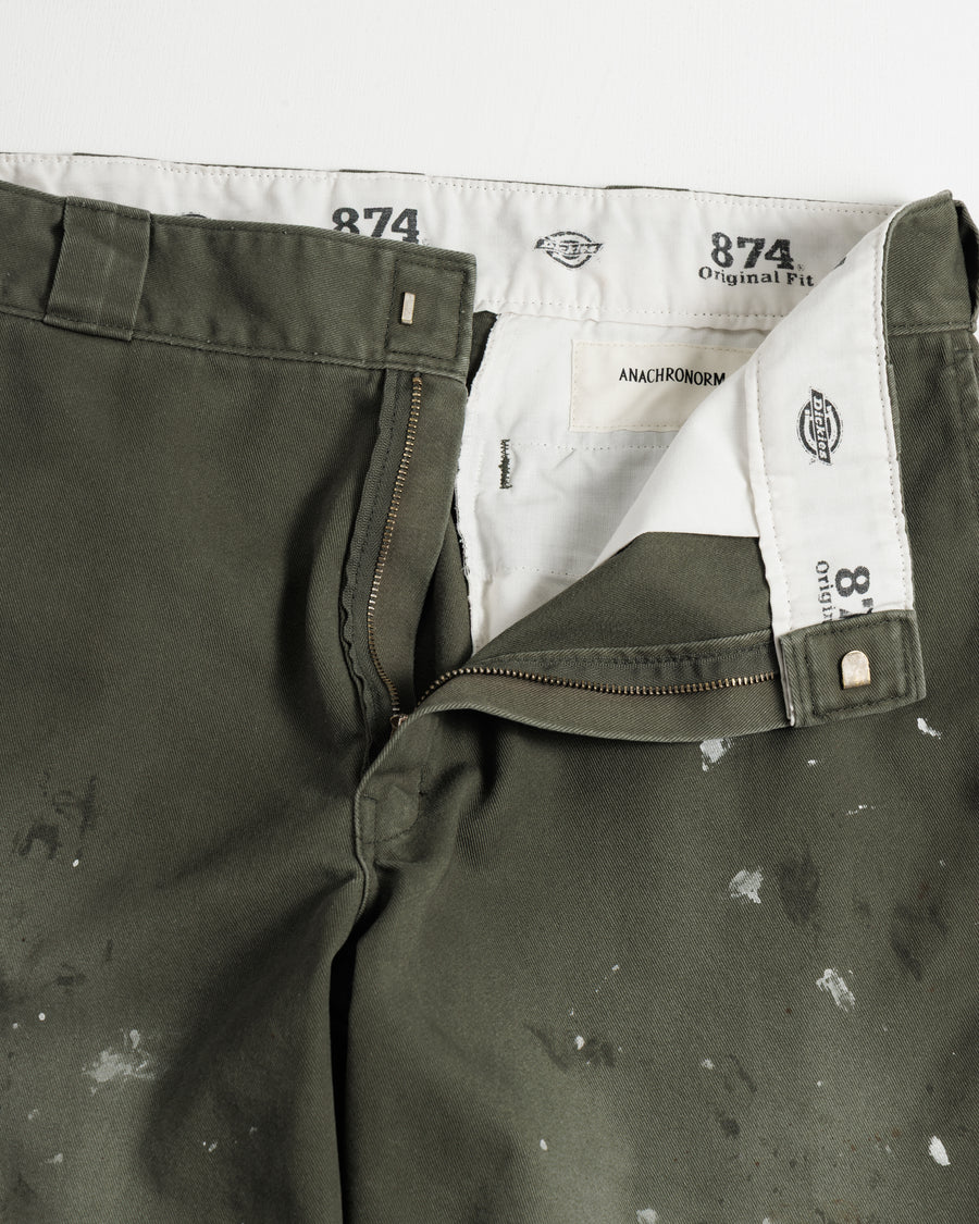 Dickiesのアイコンであるオリジナルワークパンツをベースに、ANACHRONORMがリアルなエイジングとリペア加工を施しました。
8.5ozのTCツイル生地はハリがあり丈夫で、シワになりにくく汚れにも強い素材。
タフなTC素材に5工程の加工を施し、長年履き込んだような風合いを再現しています。
膝には異なる生地の当て布を使用し、破れを補修したようなリペア風リメイクに仕上げました。
Based on the iconic Dickies Original Work Pants, reimagined with ANACHRONORM’s signature aging and repair aesthetic.
Made from sturdy 8.5oz TC twill, known for its durability and resistance to wrinkles and stains.
A five-step processing method recreates the look of years of wear on the tough TC fabric.