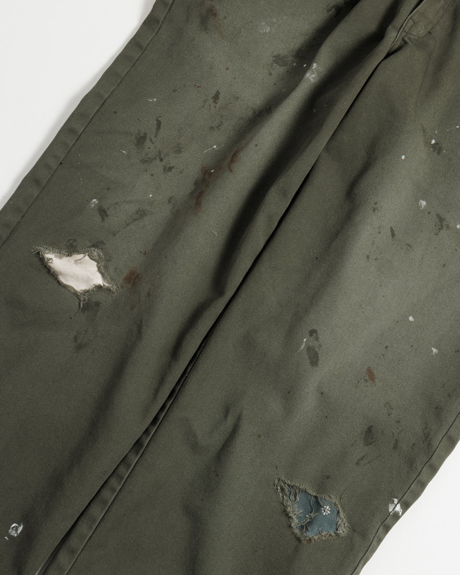 Dickiesのアイコンであるオリジナルワークパンツをベースに、ANACHRONORMがリアルなエイジングとリペア加工を施しました。
8.5ozのTCツイル生地はハリがあり丈夫で、シワになりにくく汚れにも強い素材。
タフなTC素材に5工程の加工を施し、長年履き込んだような風合いを再現しています。
膝には異なる生地の当て布を使用し、破れを補修したようなリペア風リメイクに仕上げました。
Based on the iconic Dickies Original Work Pants, reimagined with ANACHRONORM’s signature aging and repair aesthetic.
Made from sturdy 8.5oz TC twill, known for its durability and resistance to wrinkles and stains.
A five-step processing method recreates the look of years of wear on the tough TC fabric.