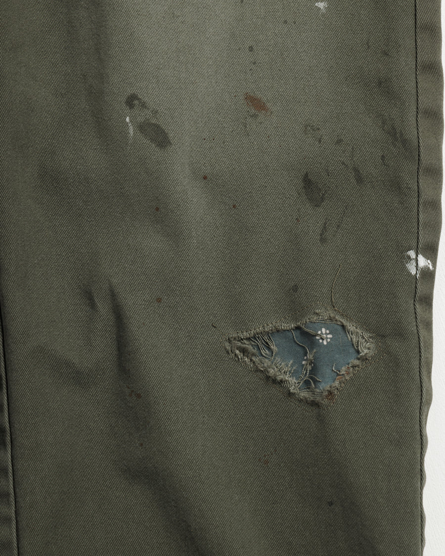 Dickiesのアイコンであるオリジナルワークパンツをベースに、ANACHRONORMがリアルなエイジングとリペア加工を施しました。
8.5ozのTCツイル生地はハリがあり丈夫で、シワになりにくく汚れにも強い素材。
タフなTC素材に5工程の加工を施し、長年履き込んだような風合いを再現しています。
膝には異なる生地の当て布を使用し、破れを補修したようなリペア風リメイクに仕上げました。
Based on the iconic Dickies Original Work Pants, reimagined with ANACHRONORM’s signature aging and repair aesthetic.
Made from sturdy 8.5oz TC twill, known for its durability and resistance to wrinkles and stains.
A five-step processing method recreates the look of years of wear on the tough TC fabric.