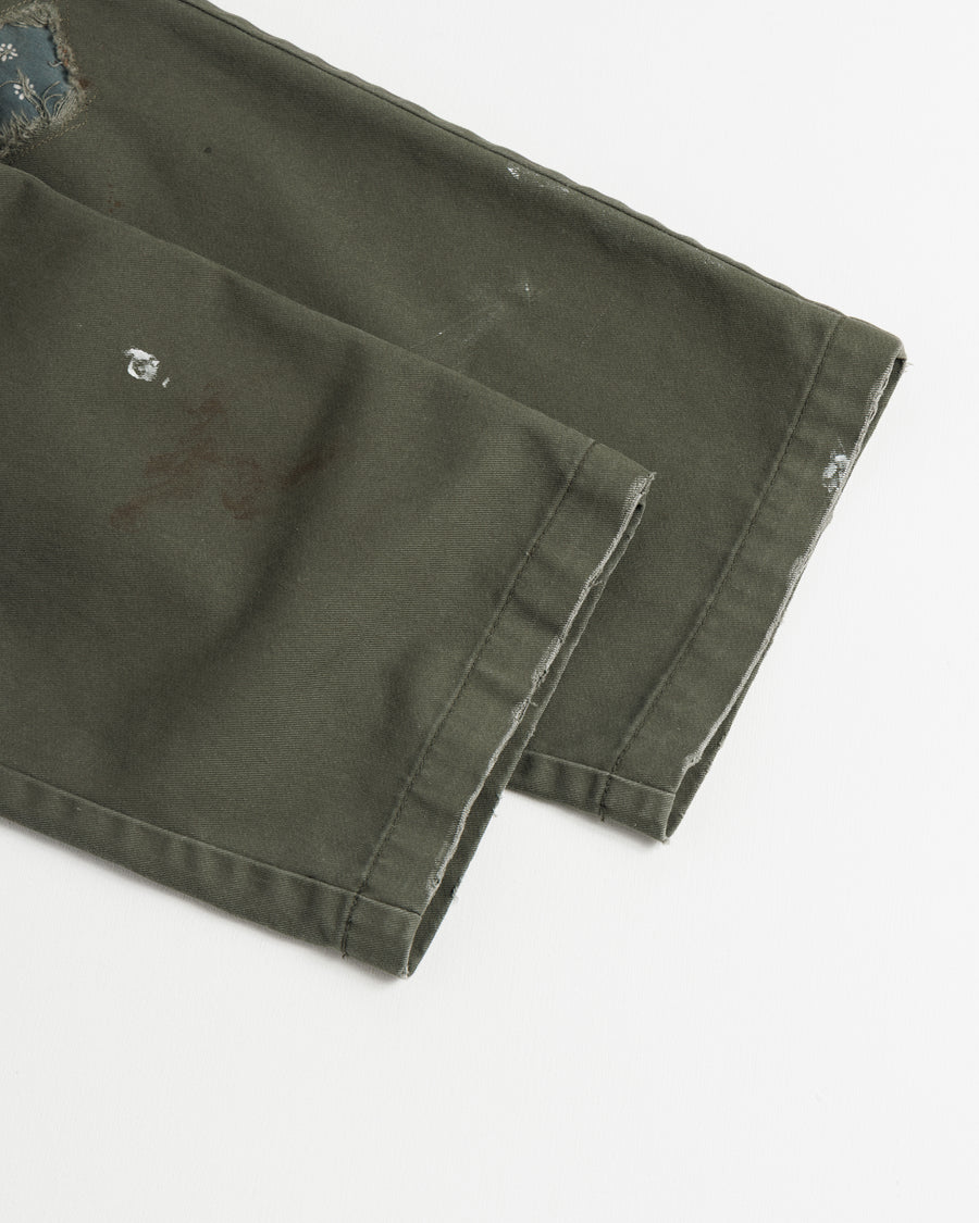 Dickiesのアイコンであるオリジナルワークパンツをベースに、ANACHRONORMがリアルなエイジングとリペア加工を施しました。
8.5ozのTCツイル生地はハリがあり丈夫で、シワになりにくく汚れにも強い素材。
タフなTC素材に5工程の加工を施し、長年履き込んだような風合いを再現しています。
膝には異なる生地の当て布を使用し、破れを補修したようなリペア風リメイクに仕上げました。
Based on the iconic Dickies Original Work Pants, reimagined with ANACHRONORM’s signature aging and repair aesthetic.
Made from sturdy 8.5oz TC twill, known for its durability and resistance to wrinkles and stains.
A five-step processing method recreates the look of years of wear on the tough TC fabric.