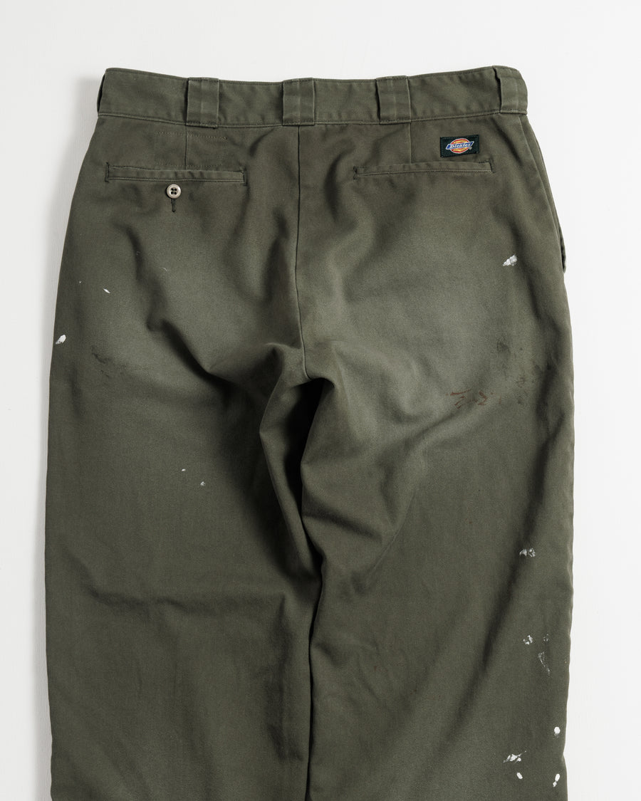 Dickiesのアイコンであるオリジナルワークパンツをベースに、ANACHRONORMがリアルなエイジングとリペア加工を施しました。
8.5ozのTCツイル生地はハリがあり丈夫で、シワになりにくく汚れにも強い素材。
タフなTC素材に5工程の加工を施し、長年履き込んだような風合いを再現しています。
膝には異なる生地の当て布を使用し、破れを補修したようなリペア風リメイクに仕上げました。
Based on the iconic Dickies Original Work Pants, reimagined with ANACHRONORM’s signature aging and repair aesthetic.
Made from sturdy 8.5oz TC twill, known for its durability and resistance to wrinkles and stains.
A five-step processing method recreates the look of years of wear on the tough TC fabric.