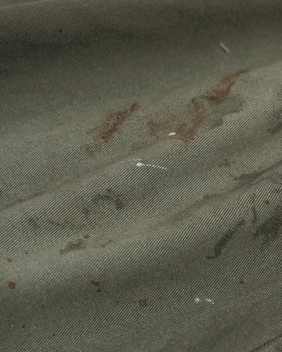 Dickiesのアイコンであるオリジナルワークパンツをベースに、ANACHRONORMがリアルなエイジングとリペア加工を施しました。
8.5ozのTCツイル生地はハリがあり丈夫で、シワになりにくく汚れにも強い素材。
タフなTC素材に5工程の加工を施し、長年履き込んだような風合いを再現しています。
膝には異なる生地の当て布を使用し、破れを補修したようなリペア風リメイクに仕上げました。
Based on the iconic Dickies Original Work Pants, reimagined with ANACHRONORM’s signature aging and repair aesthetic.
Made from sturdy 8.5oz TC twill, known for its durability and resistance to wrinkles and stains.
A five-step processing method recreates the look of years of wear on the tough TC fabric.