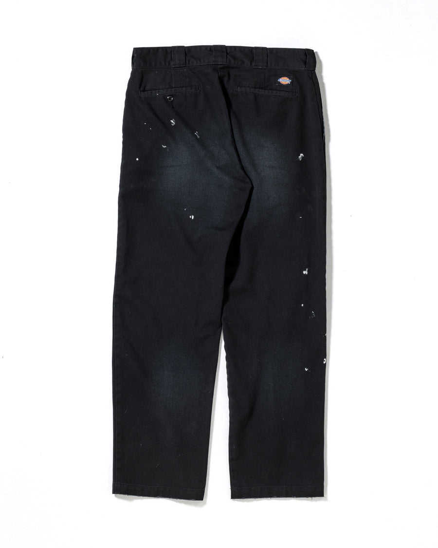Dickiesのアイコンであるオリジナルワークパンツをベースに、ANACHRONORMがリアルなエイジングとリペア加工を施しました。
8.5ozのTCツイル生地はハリがあり丈夫で、シワになりにくく汚れにも強い素材。
タフなTC素材に5工程の加工を施し、長年履き込んだような風合いを再現しています。
膝には異なる生地の当て布を使用し、破れを補修したようなリペア風リメイクに仕上げました。
Based on the iconic Dickies Original Work Pants, reimagined with ANACHRONORM’s signature aging and repair aesthetic.
Made from sturdy 8.5oz TC twill, known for its durability and resistance to wrinkles and stains.
A five-step processing method recreates the look of years of wear on the tough TC fabric.