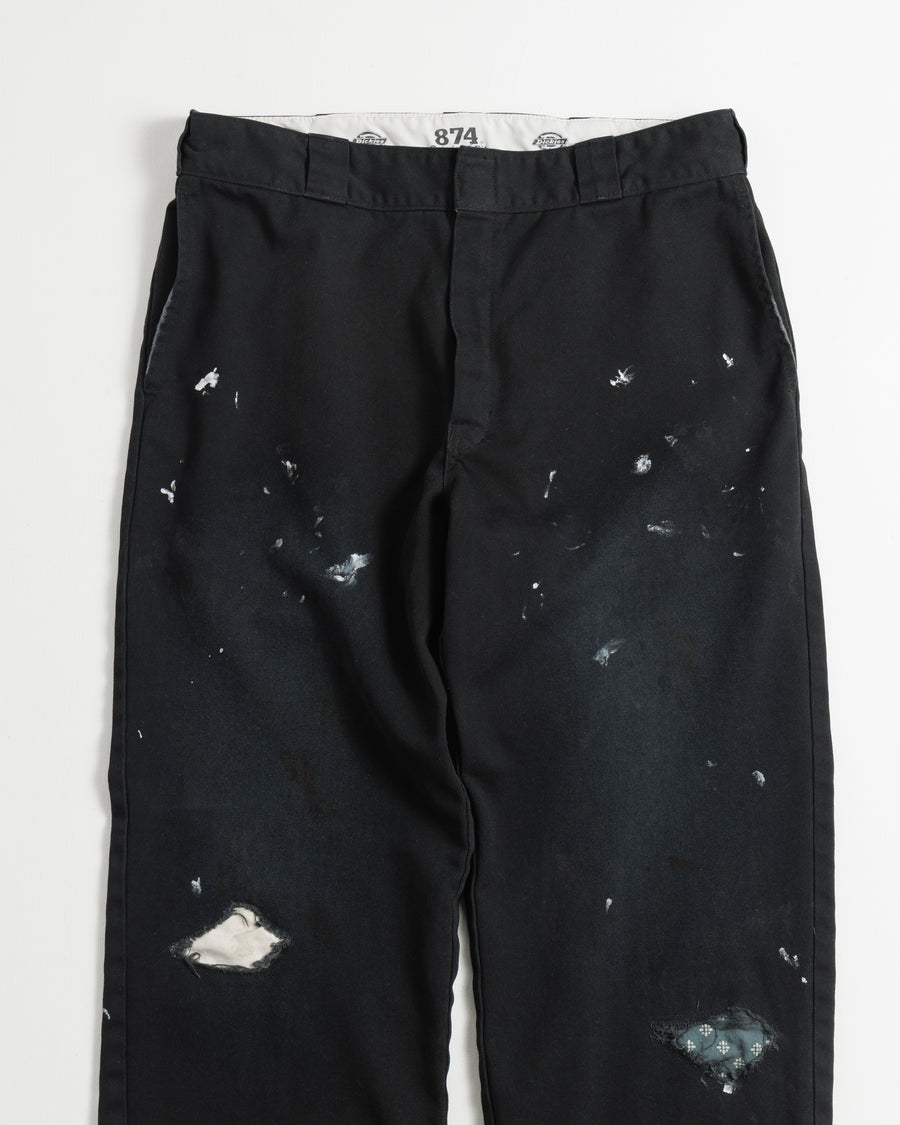 Dickiesのアイコンであるオリジナルワークパンツをベースに、ANACHRONORMがリアルなエイジングとリペア加工を施しました。
8.5ozのTCツイル生地はハリがあり丈夫で、シワになりにくく汚れにも強い素材。
タフなTC素材に5工程の加工を施し、長年履き込んだような風合いを再現しています。
膝には異なる生地の当て布を使用し、破れを補修したようなリペア風リメイクに仕上げました。
Based on the iconic Dickies Original Work Pants, reimagined with ANACHRONORM’s signature aging and repair aesthetic.
Made from sturdy 8.5oz TC twill, known for its durability and resistance to wrinkles and stains.
A five-step processing method recreates the look of years of wear on the tough TC fabric.