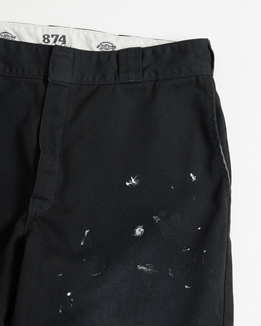 Dickiesのアイコンであるオリジナルワークパンツをベースに、ANACHRONORMがリアルなエイジングとリペア加工を施しました。
8.5ozのTCツイル生地はハリがあり丈夫で、シワになりにくく汚れにも強い素材。
タフなTC素材に5工程の加工を施し、長年履き込んだような風合いを再現しています。
膝には異なる生地の当て布を使用し、破れを補修したようなリペア風リメイクに仕上げました。
Based on the iconic Dickies Original Work Pants, reimagined with ANACHRONORM’s signature aging and repair aesthetic.
Made from sturdy 8.5oz TC twill, known for its durability and resistance to wrinkles and stains.
A five-step processing method recreates the look of years of wear on the tough TC fabric.