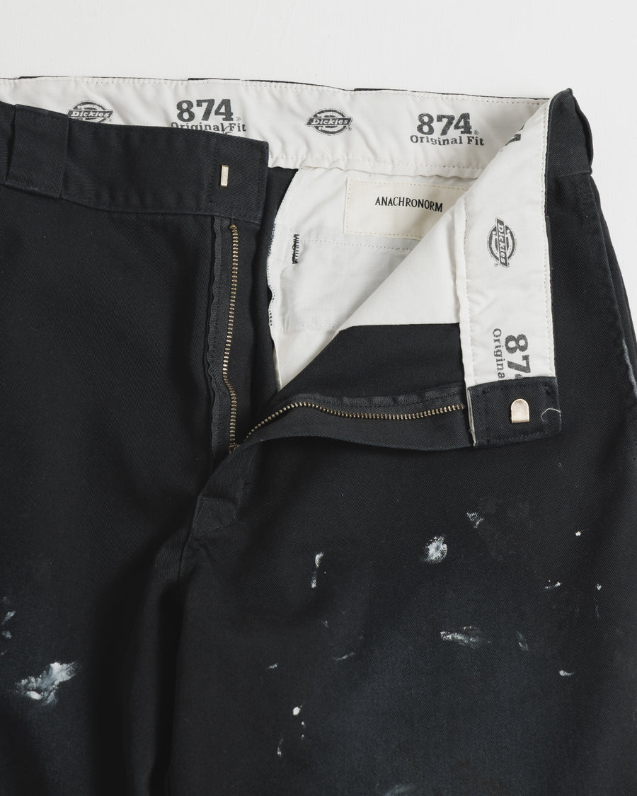Dickiesのアイコンであるオリジナルワークパンツをベースに、ANACHRONORMがリアルなエイジングとリペア加工を施しました。
8.5ozのTCツイル生地はハリがあり丈夫で、シワになりにくく汚れにも強い素材。
タフなTC素材に5工程の加工を施し、長年履き込んだような風合いを再現しています。
膝には異なる生地の当て布を使用し、破れを補修したようなリペア風リメイクに仕上げました。
Based on the iconic Dickies Original Work Pants, reimagined with ANACHRONORM’s signature aging and repair aesthetic.
Made from sturdy 8.5oz TC twill, known for its durability and resistance to wrinkles and stains.
A five-step processing method recreates the look of years of wear on the tough TC fabric.