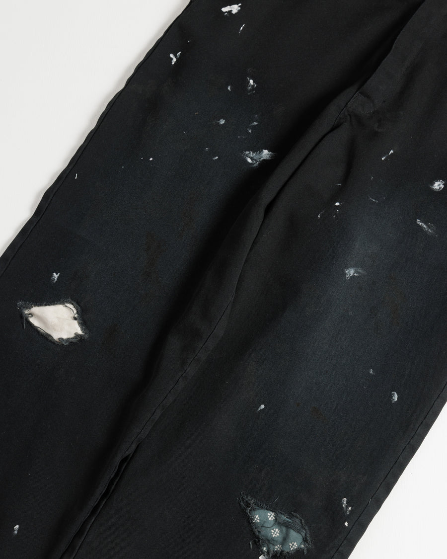 Dickiesのアイコンであるオリジナルワークパンツをベースに、ANACHRONORMがリアルなエイジングとリペア加工を施しました。
8.5ozのTCツイル生地はハリがあり丈夫で、シワになりにくく汚れにも強い素材。
タフなTC素材に5工程の加工を施し、長年履き込んだような風合いを再現しています。
膝には異なる生地の当て布を使用し、破れを補修したようなリペア風リメイクに仕上げました。
Based on the iconic Dickies Original Work Pants, reimagined with ANACHRONORM’s signature aging and repair aesthetic.
Made from sturdy 8.5oz TC twill, known for its durability and resistance to wrinkles and stains.
A five-step processing method recreates the look of years of wear on the tough TC fabric.