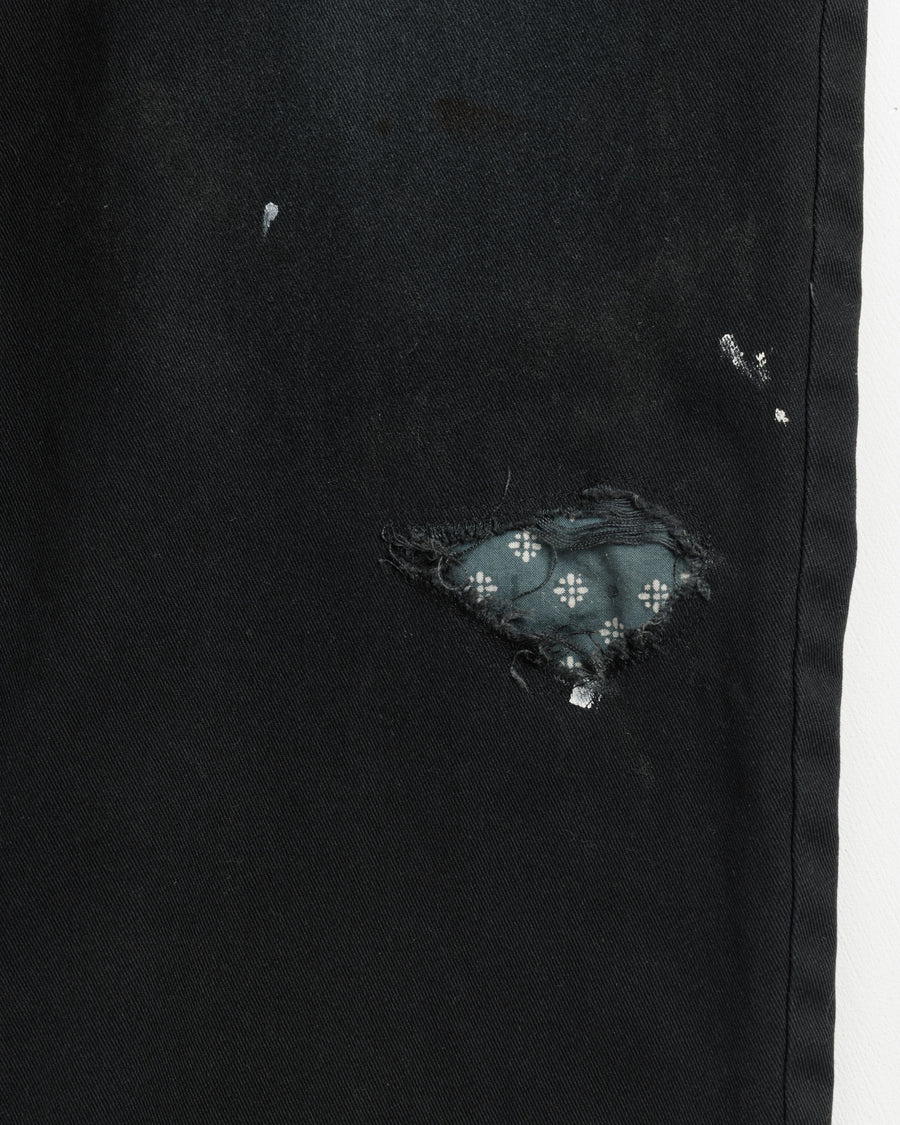 Dickiesのアイコンであるオリジナルワークパンツをベースに、ANACHRONORMがリアルなエイジングとリペア加工を施しました。
8.5ozのTCツイル生地はハリがあり丈夫で、シワになりにくく汚れにも強い素材。
タフなTC素材に5工程の加工を施し、長年履き込んだような風合いを再現しています。
膝には異なる生地の当て布を使用し、破れを補修したようなリペア風リメイクに仕上げました。
Based on the iconic Dickies Original Work Pants, reimagined with ANACHRONORM’s signature aging and repair aesthetic.
Made from sturdy 8.5oz TC twill, known for its durability and resistance to wrinkles and stains.
A five-step processing method recreates the look of years of wear on the tough TC fabric.