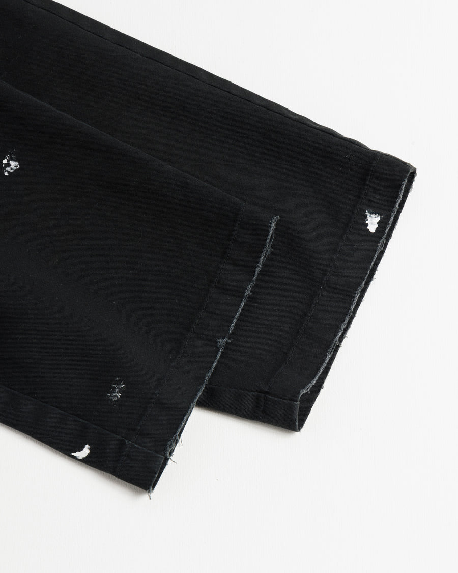 Dickiesのアイコンであるオリジナルワークパンツをベースに、ANACHRONORMがリアルなエイジングとリペア加工を施しました。
8.5ozのTCツイル生地はハリがあり丈夫で、シワになりにくく汚れにも強い素材。
タフなTC素材に5工程の加工を施し、長年履き込んだような風合いを再現しています。
膝には異なる生地の当て布を使用し、破れを補修したようなリペア風リメイクに仕上げました。
Based on the iconic Dickies Original Work Pants, reimagined with ANACHRONORM’s signature aging and repair aesthetic.
Made from sturdy 8.5oz TC twill, known for its durability and resistance to wrinkles and stains.
A five-step processing method recreates the look of years of wear on the tough TC fabric.