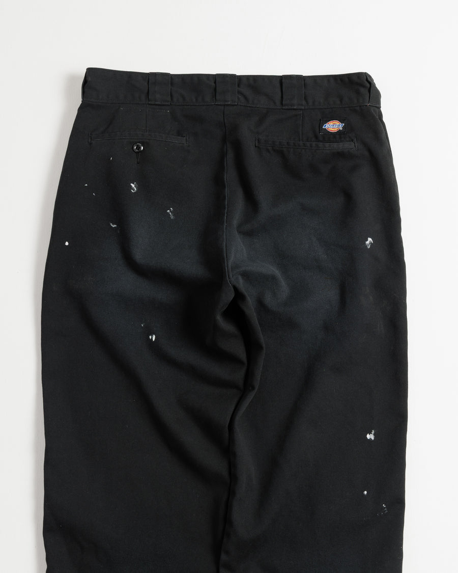 Dickiesのアイコンであるオリジナルワークパンツをベースに、ANACHRONORMがリアルなエイジングとリペア加工を施しました。
8.5ozのTCツイル生地はハリがあり丈夫で、シワになりにくく汚れにも強い素材。
タフなTC素材に5工程の加工を施し、長年履き込んだような風合いを再現しています。
膝には異なる生地の当て布を使用し、破れを補修したようなリペア風リメイクに仕上げました。
Based on the iconic Dickies Original Work Pants, reimagined with ANACHRONORM’s signature aging and repair aesthetic.
Made from sturdy 8.5oz TC twill, known for its durability and resistance to wrinkles and stains.
A five-step processing method recreates the look of years of wear on the tough TC fabric.