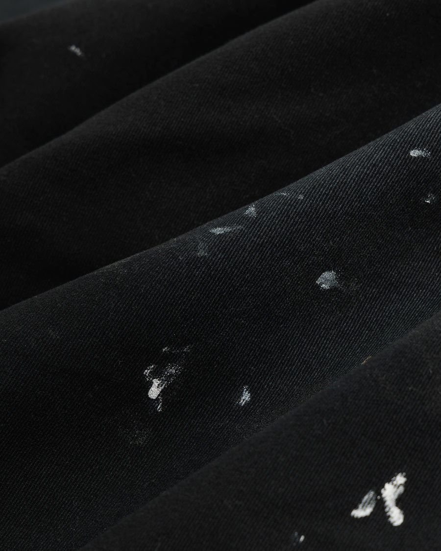 Dickiesのアイコンであるオリジナルワークパンツをベースに、ANACHRONORMがリアルなエイジングとリペア加工を施しました。
8.5ozのTCツイル生地はハリがあり丈夫で、シワになりにくく汚れにも強い素材。
タフなTC素材に5工程の加工を施し、長年履き込んだような風合いを再現しています。
膝には異なる生地の当て布を使用し、破れを補修したようなリペア風リメイクに仕上げました。
Based on the iconic Dickies Original Work Pants, reimagined with ANACHRONORM’s signature aging and repair aesthetic.
Made from sturdy 8.5oz TC twill, known for its durability and resistance to wrinkles and stains.
A five-step processing method recreates the look of years of wear on the tough TC fabric.