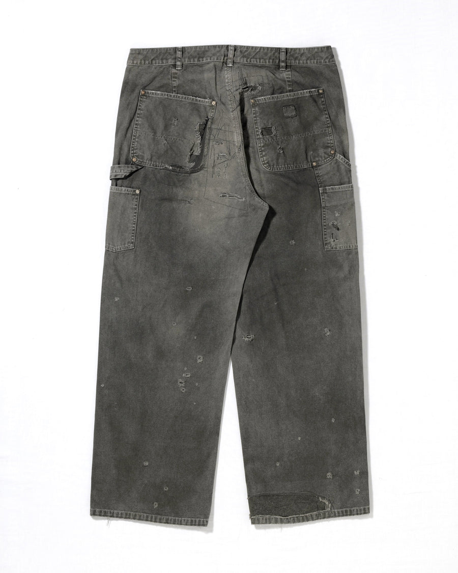 中目黒の「FIFTH GENERAL STORE」とのコラボモデル。同店のダブルニーパンツをベースに、ANACHRONORMが贅沢なリメイクを施しました。高密度ダック地に、独自のG-Brown硫化染めと重層的なバイオ加工、サンフェード、全面の千鳥ステッチ補修を敢行。職人の高度な技術を惜しみなく注ぎ込み、ワークウェアを超越した圧倒的な奥行きとリアリティを追求した究極の一本です。
A collaboration with Nakameguro’s FIFTH GENERAL STORE. Based on their double-knee pants, ANACHRONORM applied luxury distressing, custom G-Brown sulfur dyeing, and meticulous zigzag stitch repairs. It features profound depth and a realistic sun-faded patina, showcasing elite craftsmanship.