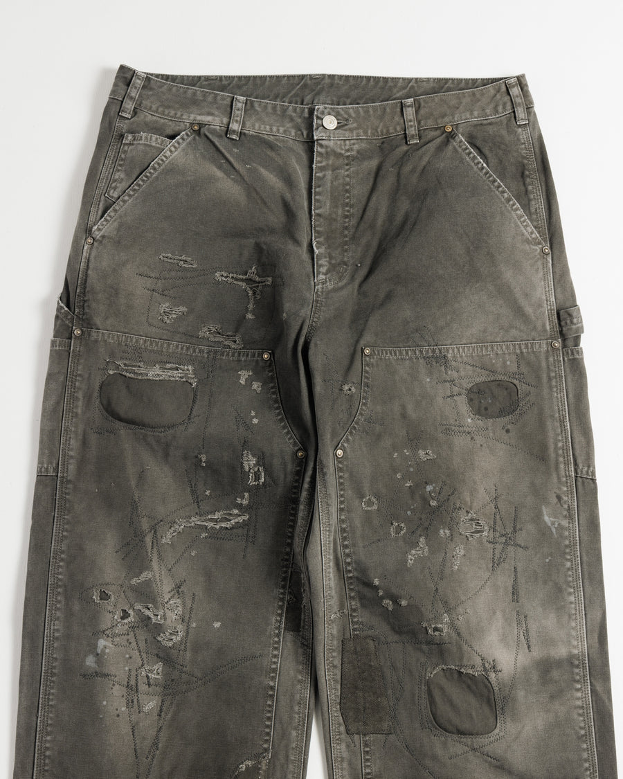 中目黒の「FIFTH GENERAL STORE」とのコラボモデル。同店のダブルニーパンツをベースに、ANACHRONORMが贅沢なリメイクを施しました。高密度ダック地に、独自のG-Brown硫化染めと重層的なバイオ加工、サンフェード、全面の千鳥ステッチ補修を敢行。職人の高度な技術を惜しみなく注ぎ込み、ワークウェアを超越した圧倒的な奥行きとリアリティを追求した究極の一本です。
A collaboration with Nakameguro’s FIFTH GENERAL STORE. Based on their double-knee pants, ANACHRONORM applied luxury distressing, custom G-Brown sulfur dyeing, and meticulous zigzag stitch repairs. It features profound depth and a realistic sun-faded patina, showcasing elite craftsmanship.