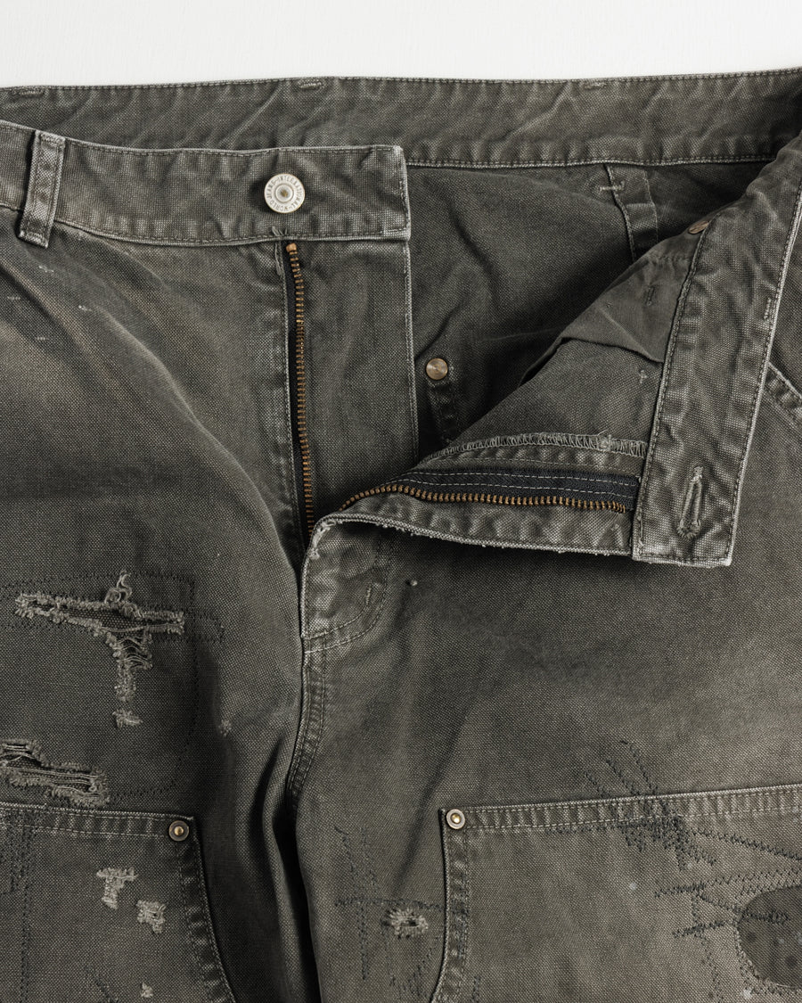 中目黒の「FIFTH GENERAL STORE」とのコラボモデル。同店のダブルニーパンツをベースに、ANACHRONORMが贅沢なリメイクを施しました。高密度ダック地に、独自のG-Brown硫化染めと重層的なバイオ加工、サンフェード、全面の千鳥ステッチ補修を敢行。職人の高度な技術を惜しみなく注ぎ込み、ワークウェアを超越した圧倒的な奥行きとリアリティを追求した究極の一本です。
A collaboration with Nakameguro’s FIFTH GENERAL STORE. Based on their double-knee pants, ANACHRONORM applied luxury distressing, custom G-Brown sulfur dyeing, and meticulous zigzag stitch repairs. It features profound depth and a realistic sun-faded patina, showcasing elite craftsmanship.
