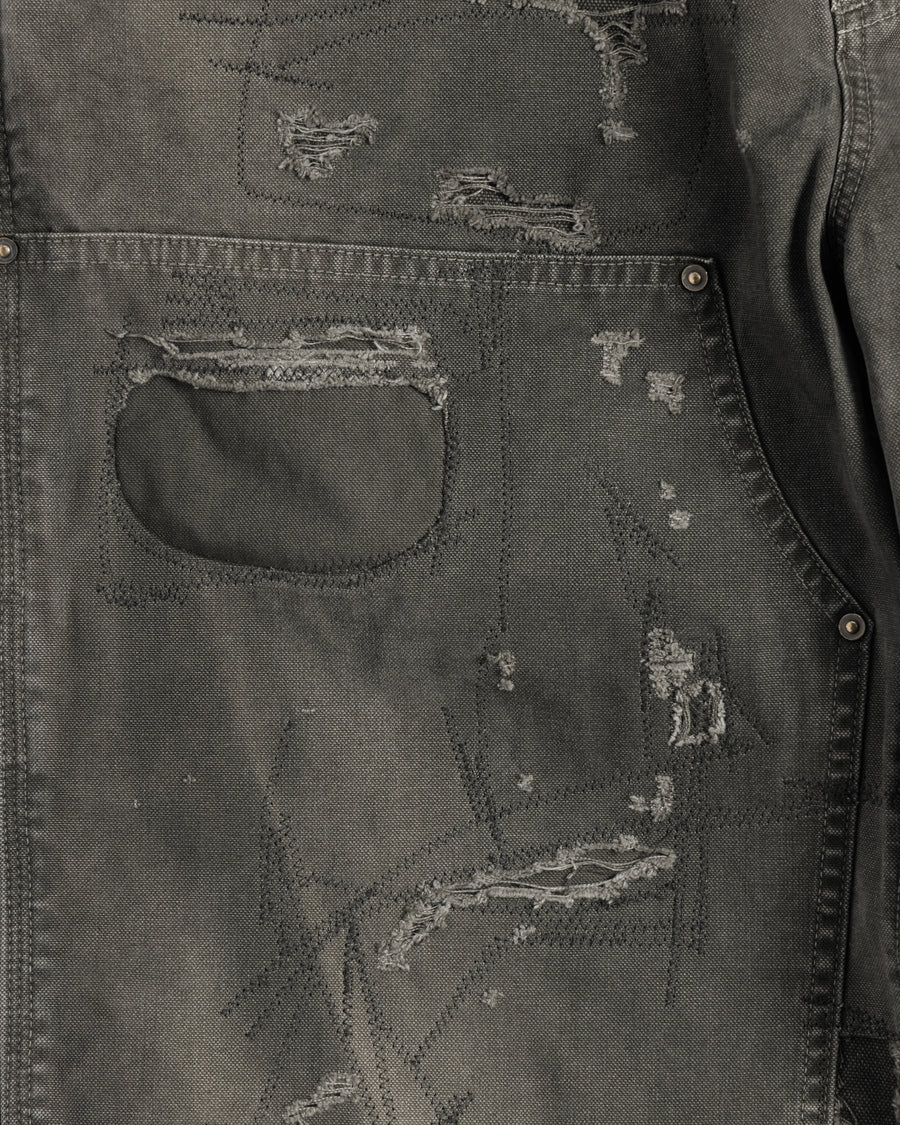 中目黒の「FIFTH GENERAL STORE」とのコラボモデル。同店のダブルニーパンツをベースに、ANACHRONORMが贅沢なリメイクを施しました。高密度ダック地に、独自のG-Brown硫化染めと重層的なバイオ加工、サンフェード、全面の千鳥ステッチ補修を敢行。職人の高度な技術を惜しみなく注ぎ込み、ワークウェアを超越した圧倒的な奥行きとリアリティを追求した究極の一本です。
A collaboration with Nakameguro’s FIFTH GENERAL STORE. Based on their double-knee pants, ANACHRONORM applied luxury distressing, custom G-Brown sulfur dyeing, and meticulous zigzag stitch repairs. It features profound depth and a realistic sun-faded patina, showcasing elite craftsmanship.