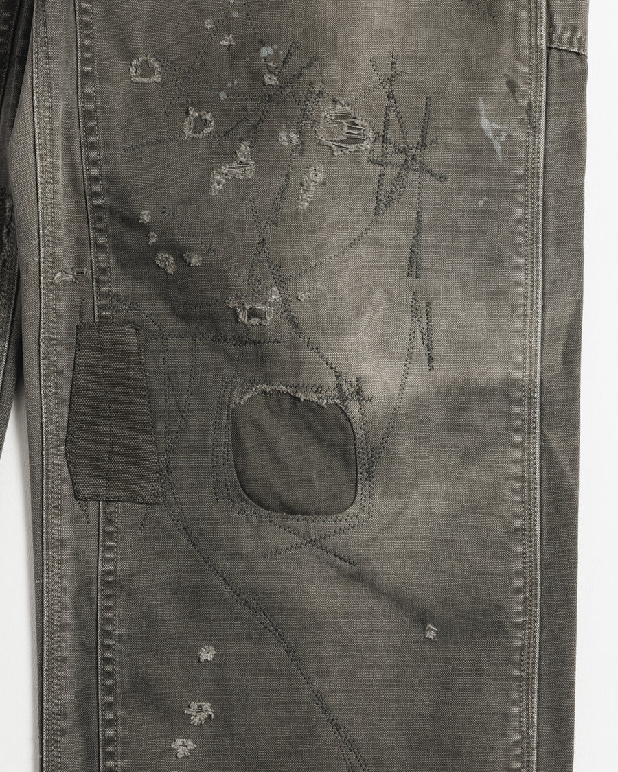 中目黒の「FIFTH GENERAL STORE」とのコラボモデル。同店のダブルニーパンツをベースに、ANACHRONORMが贅沢なリメイクを施しました。高密度ダック地に、独自のG-Brown硫化染めと重層的なバイオ加工、サンフェード、全面の千鳥ステッチ補修を敢行。職人の高度な技術を惜しみなく注ぎ込み、ワークウェアを超越した圧倒的な奥行きとリアリティを追求した究極の一本です。
A collaboration with Nakameguro’s FIFTH GENERAL STORE. Based on their double-knee pants, ANACHRONORM applied luxury distressing, custom G-Brown sulfur dyeing, and meticulous zigzag stitch repairs. It features profound depth and a realistic sun-faded patina, showcasing elite craftsmanship.