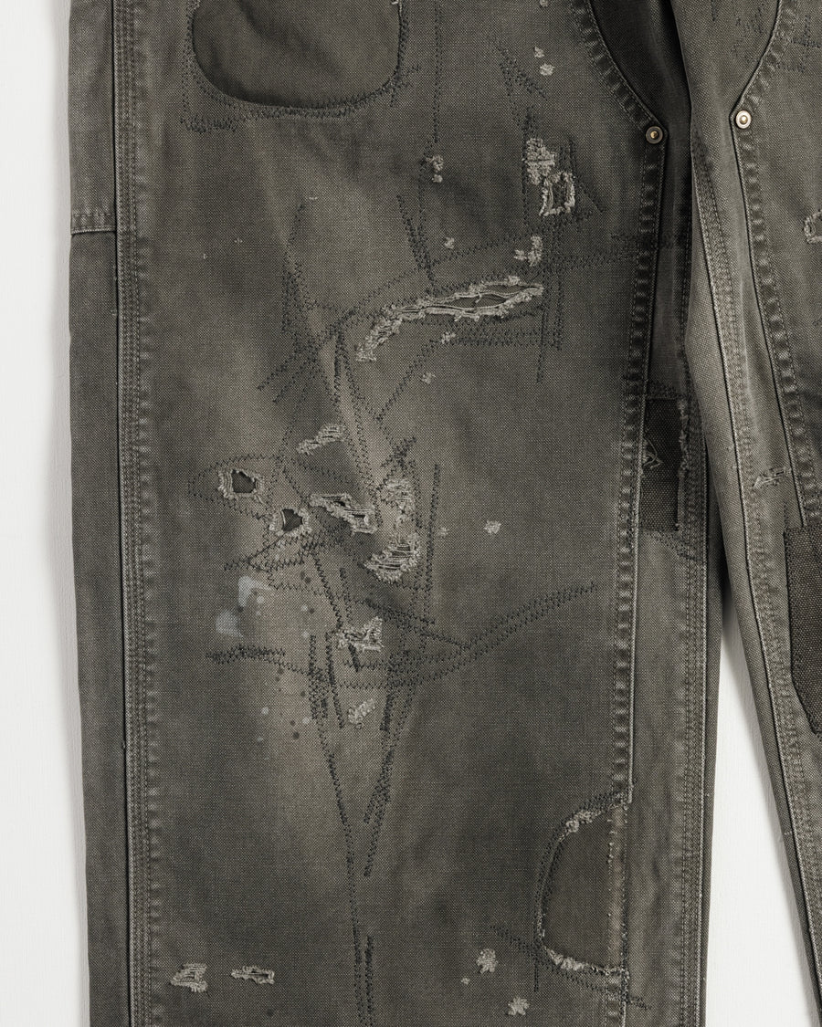 中目黒の「FIFTH GENERAL STORE」とのコラボモデル。同店のダブルニーパンツをベースに、ANACHRONORMが贅沢なリメイクを施しました。高密度ダック地に、独自のG-Brown硫化染めと重層的なバイオ加工、サンフェード、全面の千鳥ステッチ補修を敢行。職人の高度な技術を惜しみなく注ぎ込み、ワークウェアを超越した圧倒的な奥行きとリアリティを追求した究極の一本です。
A collaboration with Nakameguro’s FIFTH GENERAL STORE. Based on their double-knee pants, ANACHRONORM applied luxury distressing, custom G-Brown sulfur dyeing, and meticulous zigzag stitch repairs. It features profound depth and a realistic sun-faded patina, showcasing elite craftsmanship.