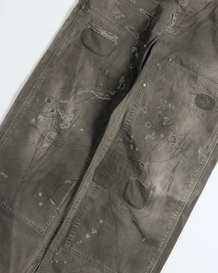 中目黒の「FIFTH GENERAL STORE」とのコラボモデル。同店のダブルニーパンツをベースに、ANACHRONORMが贅沢なリメイクを施しました。高密度ダック地に、独自のG-Brown硫化染めと重層的なバイオ加工、サンフェード、全面の千鳥ステッチ補修を敢行。職人の高度な技術を惜しみなく注ぎ込み、ワークウェアを超越した圧倒的な奥行きとリアリティを追求した究極の一本です。
A collaboration with Nakameguro’s FIFTH GENERAL STORE. Based on their double-knee pants, ANACHRONORM applied luxury distressing, custom G-Brown sulfur dyeing, and meticulous zigzag stitch repairs. It features profound depth and a realistic sun-faded patina, showcasing elite craftsmanship.