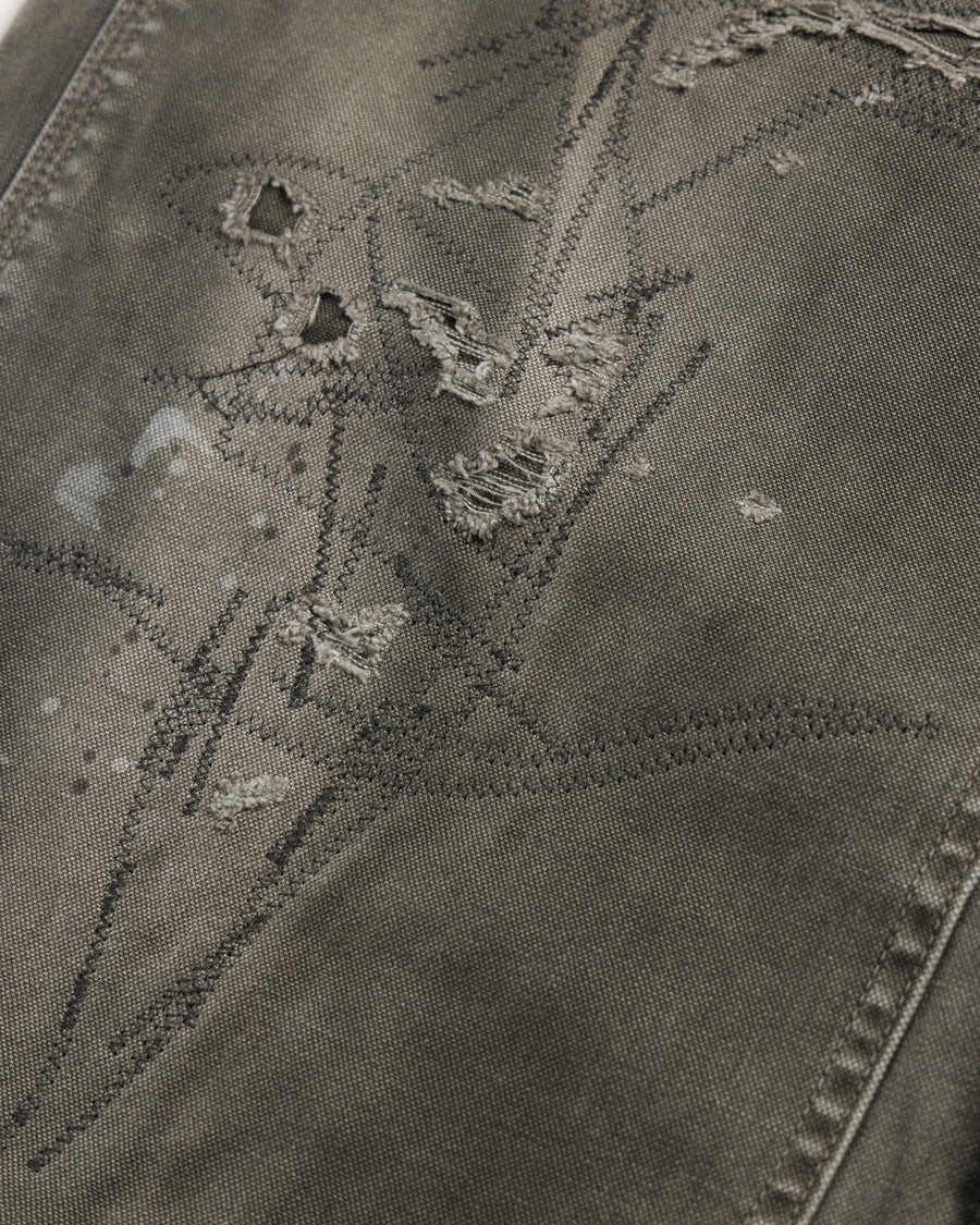 中目黒の「FIFTH GENERAL STORE」とのコラボモデル。同店のダブルニーパンツをベースに、ANACHRONORMが贅沢なリメイクを施しました。高密度ダック地に、独自のG-Brown硫化染めと重層的なバイオ加工、サンフェード、全面の千鳥ステッチ補修を敢行。職人の高度な技術を惜しみなく注ぎ込み、ワークウェアを超越した圧倒的な奥行きとリアリティを追求した究極の一本です。
A collaboration with Nakameguro’s FIFTH GENERAL STORE. Based on their double-knee pants, ANACHRONORM applied luxury distressing, custom G-Brown sulfur dyeing, and meticulous zigzag stitch repairs. It features profound depth and a realistic sun-faded patina, showcasing elite craftsmanship.