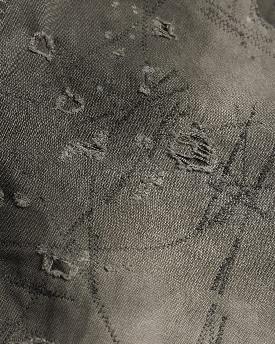 中目黒の「FIFTH GENERAL STORE」とのコラボモデル。同店のダブルニーパンツをベースに、ANACHRONORMが贅沢なリメイクを施しました。高密度ダック地に、独自のG-Brown硫化染めと重層的なバイオ加工、サンフェード、全面の千鳥ステッチ補修を敢行。職人の高度な技術を惜しみなく注ぎ込み、ワークウェアを超越した圧倒的な奥行きとリアリティを追求した究極の一本です。
A collaboration with Nakameguro’s FIFTH GENERAL STORE. Based on their double-knee pants, ANACHRONORM applied luxury distressing, custom G-Brown sulfur dyeing, and meticulous zigzag stitch repairs. It features profound depth and a realistic sun-faded patina, showcasing elite craftsmanship.