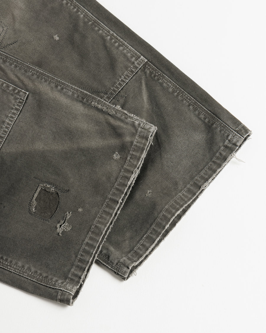 中目黒の「FIFTH GENERAL STORE」とのコラボモデル。同店のダブルニーパンツをベースに、ANACHRONORMが贅沢なリメイクを施しました。高密度ダック地に、独自のG-Brown硫化染めと重層的なバイオ加工、サンフェード、全面の千鳥ステッチ補修を敢行。職人の高度な技術を惜しみなく注ぎ込み、ワークウェアを超越した圧倒的な奥行きとリアリティを追求した究極の一本です。
A collaboration with Nakameguro’s FIFTH GENERAL STORE. Based on their double-knee pants, ANACHRONORM applied luxury distressing, custom G-Brown sulfur dyeing, and meticulous zigzag stitch repairs. It features profound depth and a realistic sun-faded patina, showcasing elite craftsmanship.