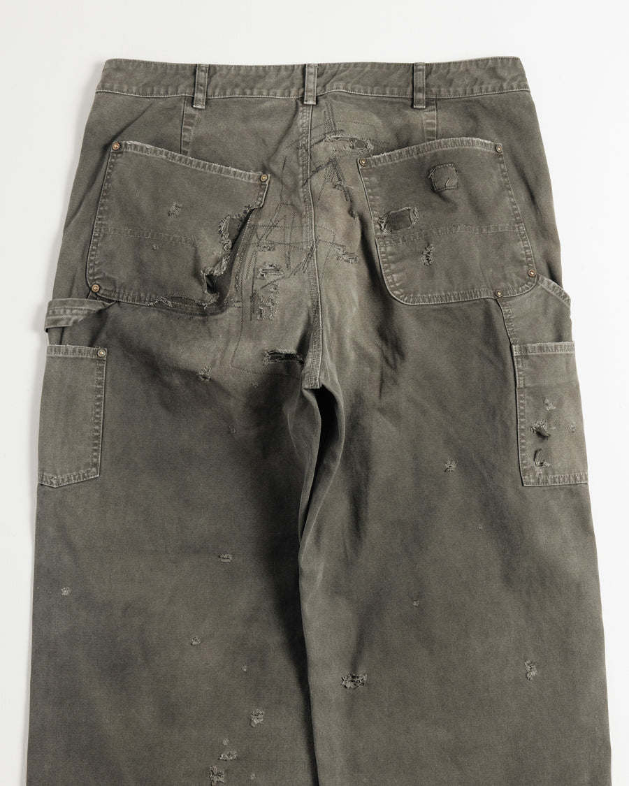 中目黒の「FIFTH GENERAL STORE」とのコラボモデル。同店のダブルニーパンツをベースに、ANACHRONORMが贅沢なリメイクを施しました。高密度ダック地に、独自のG-Brown硫化染めと重層的なバイオ加工、サンフェード、全面の千鳥ステッチ補修を敢行。職人の高度な技術を惜しみなく注ぎ込み、ワークウェアを超越した圧倒的な奥行きとリアリティを追求した究極の一本です。
A collaboration with Nakameguro’s FIFTH GENERAL STORE. Based on their double-knee pants, ANACHRONORM applied luxury distressing, custom G-Brown sulfur dyeing, and meticulous zigzag stitch repairs. It features profound depth and a realistic sun-faded patina, showcasing elite craftsmanship.
