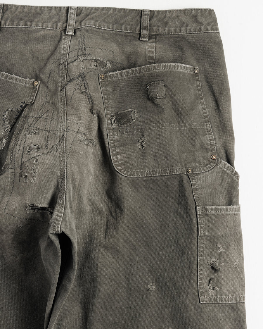 中目黒の「FIFTH GENERAL STORE」とのコラボモデル。同店のダブルニーパンツをベースに、ANACHRONORMが贅沢なリメイクを施しました。高密度ダック地に、独自のG-Brown硫化染めと重層的なバイオ加工、サンフェード、全面の千鳥ステッチ補修を敢行。職人の高度な技術を惜しみなく注ぎ込み、ワークウェアを超越した圧倒的な奥行きとリアリティを追求した究極の一本です。
A collaboration with Nakameguro’s FIFTH GENERAL STORE. Based on their double-knee pants, ANACHRONORM applied luxury distressing, custom G-Brown sulfur dyeing, and meticulous zigzag stitch repairs. It features profound depth and a realistic sun-faded patina, showcasing elite craftsmanship.