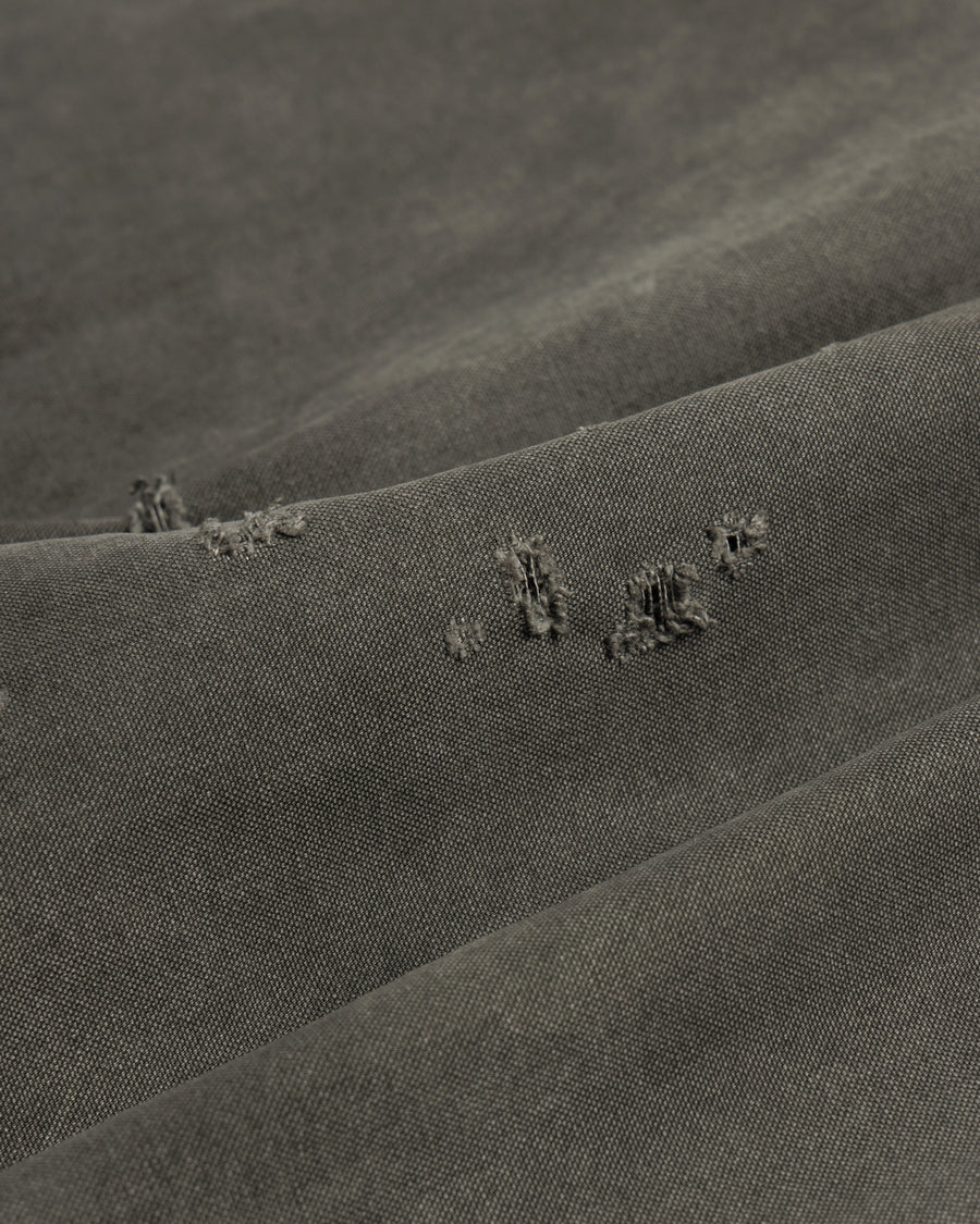 中目黒の「FIFTH GENERAL STORE」とのコラボモデル。同店のダブルニーパンツをベースに、ANACHRONORMが贅沢なリメイクを施しました。高密度ダック地に、独自のG-Brown硫化染めと重層的なバイオ加工、サンフェード、全面の千鳥ステッチ補修を敢行。職人の高度な技術を惜しみなく注ぎ込み、ワークウェアを超越した圧倒的な奥行きとリアリティを追求した究極の一本です。
A collaboration with Nakameguro’s FIFTH GENERAL STORE. Based on their double-knee pants, ANACHRONORM applied luxury distressing, custom G-Brown sulfur dyeing, and meticulous zigzag stitch repairs. It features profound depth and a realistic sun-faded patina, showcasing elite craftsmanship.