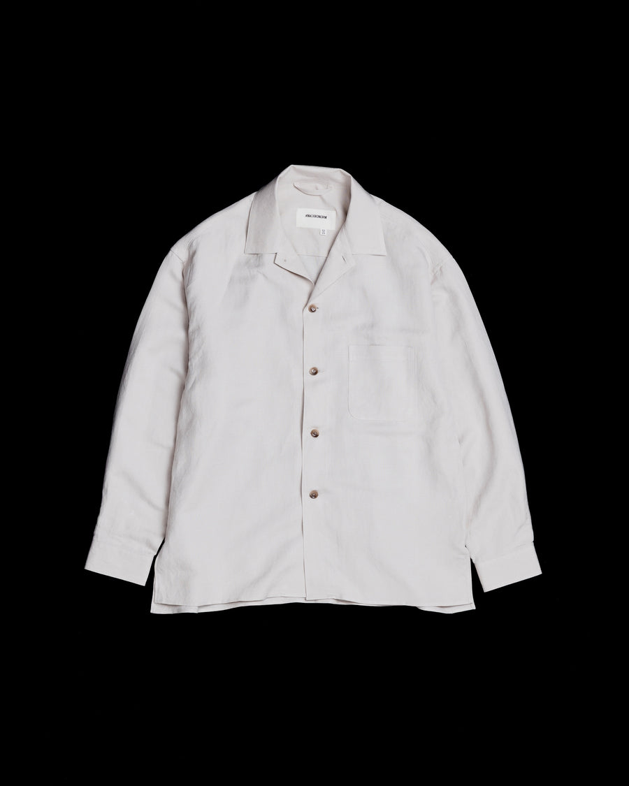 ミニマルなデザインのオープンカラーシャツ。レーヨンリネン特有の自然なドレープ感を活かし、リラックス感のあるゆとりを持たせたシルエットに仕上げました。麻のスラブ感が際立つざっくりとした表情ながら、清涼感のある薄手素材を採用。バイオワッシャー加工を施すことで、さらりとした肌触りとしなやかさを高めた、非常に心地よい一着です。

A minimalist open-collar shirt designed to highlight the natural drape of its fabric. Crafted from a rayon-linen bio-washer blend, this OFF WHITE piece features a breathable, textured look with a cool, lightweight feel. The bio-wash treatment enhances the rayon's suppleness and the linen's crispness, resulting in a soft, smooth texture that is exce