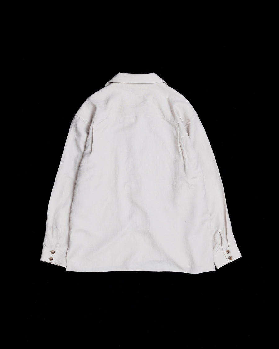 ミニマルなデザインのオープンカラーシャツ。レーヨンリネン特有の自然なドレープ感を活かし、リラックス感のあるゆとりを持たせたシルエットに仕上げました。麻のスラブ感が際立つざっくりとした表情ながら、清涼感のある薄手素材を採用。バイオワッシャー加工を施すことで、さらりとした肌触りとしなやかさを高めた、非常に心地よい一着です。

A minimalist open-collar shirt designed to highlight the natural drape of its fabric. Crafted from a rayon-linen bio-washer blend, this OFF WHITE piece features a breathable, textured look with a cool, lightweight feel. The bio-wash treatment enhances the rayon's suppleness and the linen's crispness, resulting in a soft, smooth texture that is exce