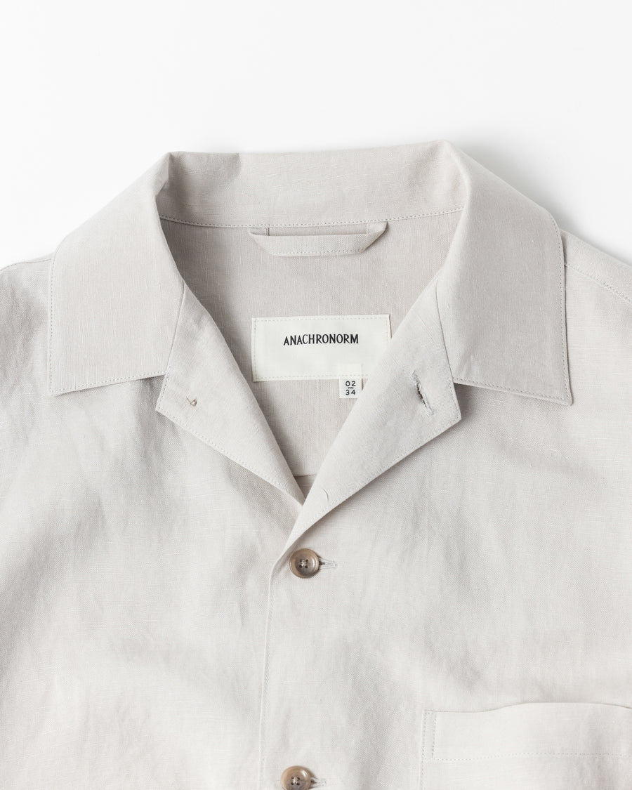 ミニマルなデザインのオープンカラーシャツ。レーヨンリネン特有の自然なドレープ感を活かし、リラックス感のあるゆとりを持たせたシルエットに仕上げました。麻のスラブ感が際立つざっくりとした表情ながら、清涼感のある薄手素材を採用。バイオワッシャー加工を施すことで、さらりとした肌触りとしなやかさを高めた、非常に心地よい一着です。

A minimalist open-collar shirt designed to highlight the natural drape of its fabric. Crafted from a rayon-linen bio-washer blend, this OFF WHITE piece features a breathable, textured look with a cool, lightweight feel. The bio-wash treatment enhances the rayon's suppleness and the linen's crispness, resulting in a soft, smooth texture that is exce