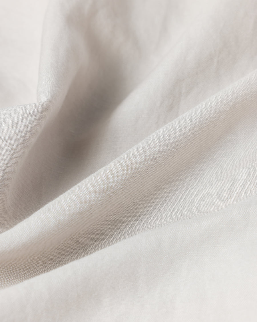 ミニマルなデザインのオープンカラーシャツ。レーヨンリネン特有の自然なドレープ感を活かし、リラックス感のあるゆとりを持たせたシルエットに仕上げました。麻のスラブ感が際立つざっくりとした表情ながら、清涼感のある薄手素材を採用。バイオワッシャー加工を施すことで、さらりとした肌触りとしなやかさを高めた、非常に心地よい一着です。

A minimalist open-collar shirt designed to highlight the natural drape of its fabric. Crafted from a rayon-linen bio-washer blend, this OFF WHITE piece features a breathable, textured look with a cool, lightweight feel. The bio-wash treatment enhances the rayon's suppleness and the linen's crispness, resulting in a soft, smooth texture that is exce