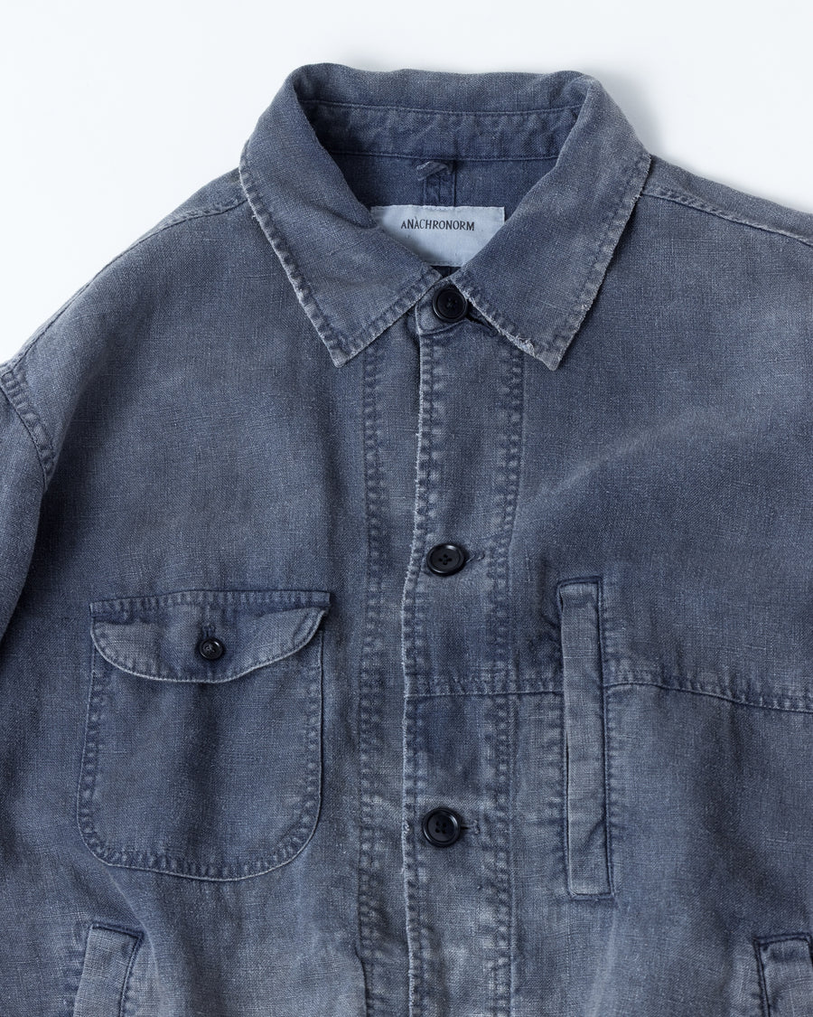 利便性の高い多機能ポケットを備えた、フレンチリネンのユーティリティジャケット。肉厚ながら「とろみ」のある柔らかなフレンチリネンを採用し、清涼感のある着心地を実現しました。硫化染め後に水を使用しないサスティナブルブリーチ加工を施すことで、環境に配慮しながらも、長年着込んだような深みのある色褪せとヴィンテージライクな佇まいを表現しています。

A utility jacket featuring functional pockets and a relaxed silhouette. Crafted from thick yet supple French Linen for a cool, soft touch. This NAVY piece undergoes a sulfur-dye and waterless sustainable bleach process, authentically recreating a deep, sun-faded vintage character while staying eco-conscious.