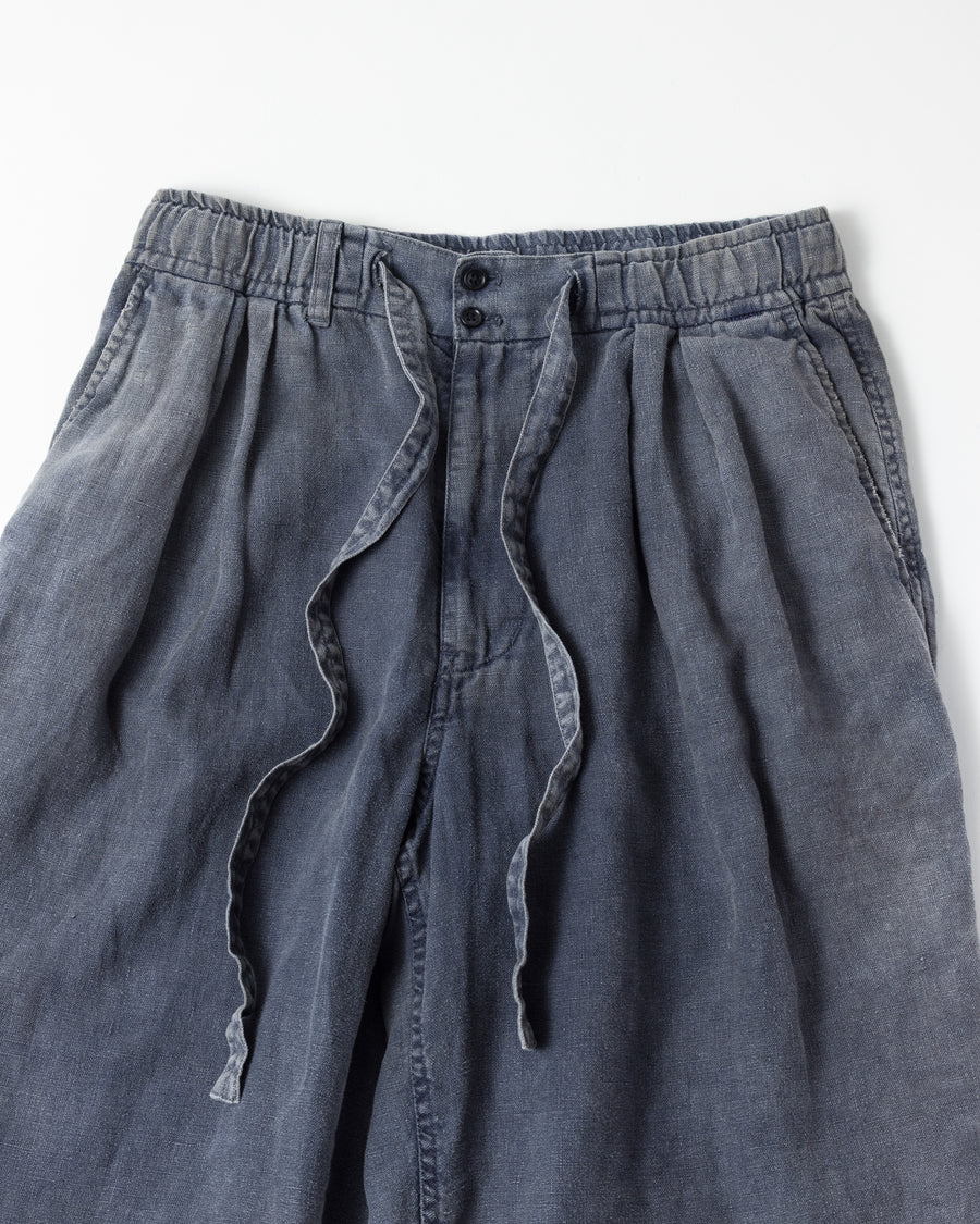 リネン特有のナチュラルな質感を活かした、ワイドシルエットのイージーパンツ。肉厚ながら「とろみ」のある柔らかなフレンチリネンを採用し、清涼感のある快適な穿き心地を実現しました。硫化染めによる製品染めを施すことで、素材の魅力を引き立てる奥行きのある表情に仕上げた、リラックス感漂う一本です。
Wide-silhouette easy pants designed to showcase the natural texture of linen. Crafted from thick yet supple French Linen for a cool, soft touch. This NAVY pair is treated with a sulfur-dye process, enhancing the material's depth and character to create a relaxed, comfortable garment with a unique, lived-in feel.