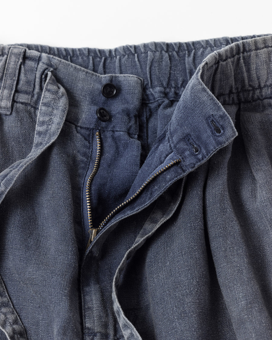 リネン特有のナチュラルな質感を活かした、ワイドシルエットのイージーパンツ。肉厚ながら「とろみ」のある柔らかなフレンチリネンを採用し、清涼感のある快適な穿き心地を実現しました。硫化染めによる製品染めを施すことで、素材の魅力を引き立てる奥行きのある表情に仕上げた、リラックス感漂う一本です。
Wide-silhouette easy pants designed to showcase the natural texture of linen. Crafted from thick yet supple French Linen for a cool, soft touch. This NAVY pair is treated with a sulfur-dye process, enhancing the material's depth and character to create a relaxed, comfortable garment with a unique, lived-in feel.