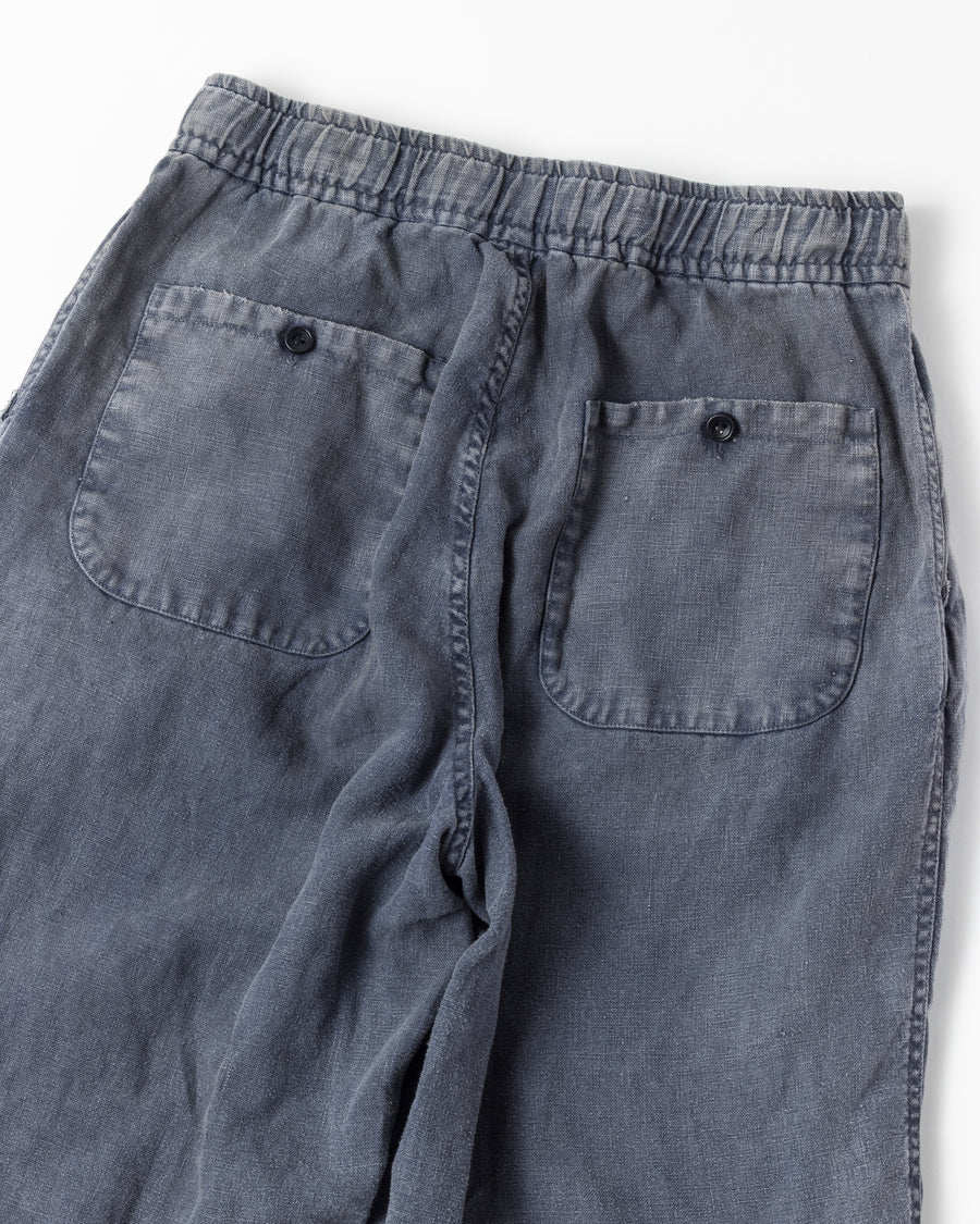 リネン特有のナチュラルな質感を活かした、ワイドシルエットのイージーパンツ。肉厚ながら「とろみ」のある柔らかなフレンチリネンを採用し、清涼感のある快適な穿き心地を実現しました。硫化染めによる製品染めを施すことで、素材の魅力を引き立てる奥行きのある表情に仕上げた、リラックス感漂う一本です。
Wide-silhouette easy pants designed to showcase the natural texture of linen. Crafted from thick yet supple French Linen for a cool, soft touch. This NAVY pair is treated with a sulfur-dye process, enhancing the material's depth and character to create a relaxed, comfortable garment with a unique, lived-in feel.
