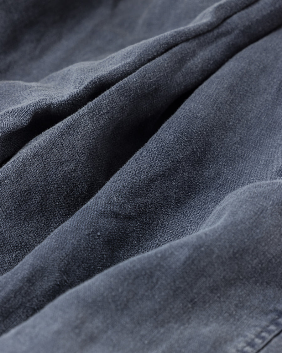 リネン特有のナチュラルな質感を活かした、ワイドシルエットのイージーパンツ。肉厚ながら「とろみ」のある柔らかなフレンチリネンを採用し、清涼感のある快適な穿き心地を実現しました。硫化染めによる製品染めを施すことで、素材の魅力を引き立てる奥行きのある表情に仕上げた、リラックス感漂う一本です。
Wide-silhouette easy pants designed to showcase the natural texture of linen. Crafted from thick yet supple French Linen for a cool, soft touch. This NAVY pair is treated with a sulfur-dye process, enhancing the material's depth and character to create a relaxed, comfortable garment with a unique, lived-in feel.