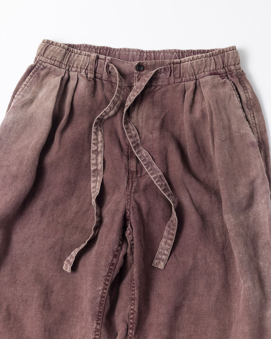 肉厚でとろみのあるフレンチリネンを使用した、ワイドシルエットのイージーパンツ。硫化染め後に水を使わない「サスティナブルブリーチ」を施し、環境に配慮しつつ長年穿き込んだような色褪せと深みを表現しました。リネン特有の清涼感と、腰の抜けた柔らかな肌馴染みが、極上のリラックス感と快適な穿き心地を実現します。Wide easy pants in thick, supple French linen. Featuring eco-friendly waterless bleach on sulphur-dyed fabric, they offer a vintage fade with a soft, broken-in feel. The spacious fit and breathable texture ensure ultimate comfort.