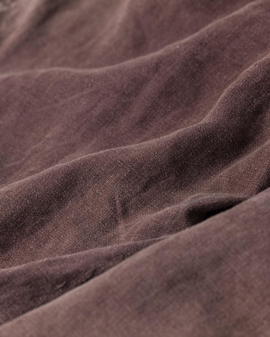 肉厚でとろみのあるフレンチリネンを使用した、ワイドシルエットのイージーパンツ。硫化染め後に水を使わない「サスティナブルブリーチ」を施し、環境に配慮しつつ長年穿き込んだような色褪せと深みを表現しました。リネン特有の清涼感と、腰の抜けた柔らかな肌馴染みが、極上のリラックス感と快適な穿き心地を実現します。Wide easy pants in thick, supple French linen. Featuring eco-friendly waterless bleach on sulphur-dyed fabric, they offer a vintage fade with a soft, broken-in feel. The spacious fit and breathable texture ensure ultimate comfort.