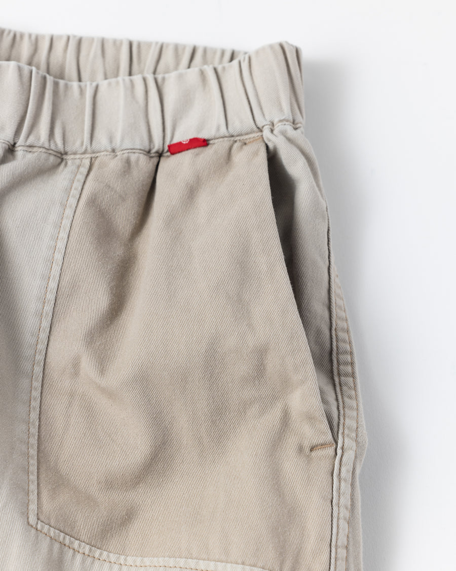 厚手コットンカツラギと綿麻ビエラ生地のパッチワーク詳細 複雑なハンドステッチとリメイク加工のアップ