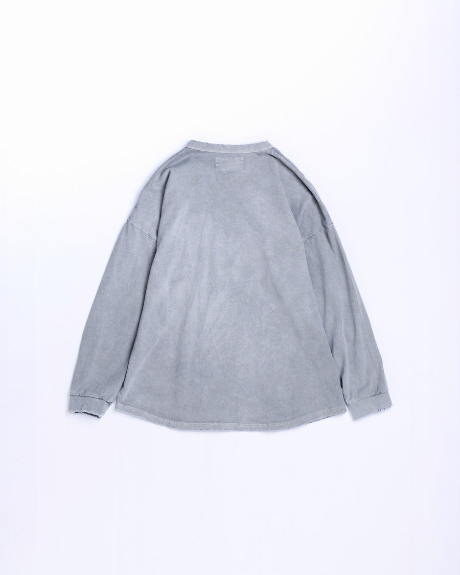 こだわりのオリジナルカラーで仕上げたロングスリーブTシャツ。幾度もの染色テストを重ね、他にはない絶妙な色味を追求しました。素材にはローゲージで編み立てたコットン天竺を採用し、程よい厚みとクリアな質感を両立。特殊顔料染めを施すことで、グレーの柔らかな発色の中に奥行きのある表情と、独特なこなれ感を引き出しています。

A long-sleeve T-shirt featuring a meticulously developed original color. Crafted from a relatively low-gauge cotton jersey for a clean yet structured look. This GRAY piece is treated with a special pigment dye, achieving a unique depth of color and a sophisticated, lived-in texture that results from extensive color testing.