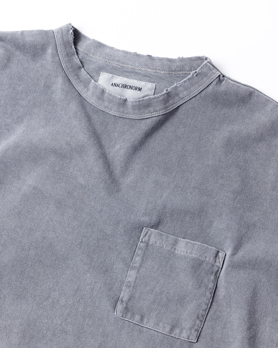 こだわりのオリジナルカラーで仕上げたロングスリーブTシャツ。幾度もの染色テストを重ね、他にはない絶妙な色味を追求しました。素材にはローゲージで編み立てたコットン天竺を採用し、程よい厚みとクリアな質感を両立。特殊顔料染めを施すことで、グレーの柔らかな発色の中に奥行きのある表情と、独特なこなれ感を引き出しています。

A long-sleeve T-shirt featuring a meticulously developed original color. Crafted from a relatively low-gauge cotton jersey for a clean yet structured look. This GRAY piece is treated with a special pigment dye, achieving a unique depth of color and a sophisticated, lived-in texture that results from extensive color testing.