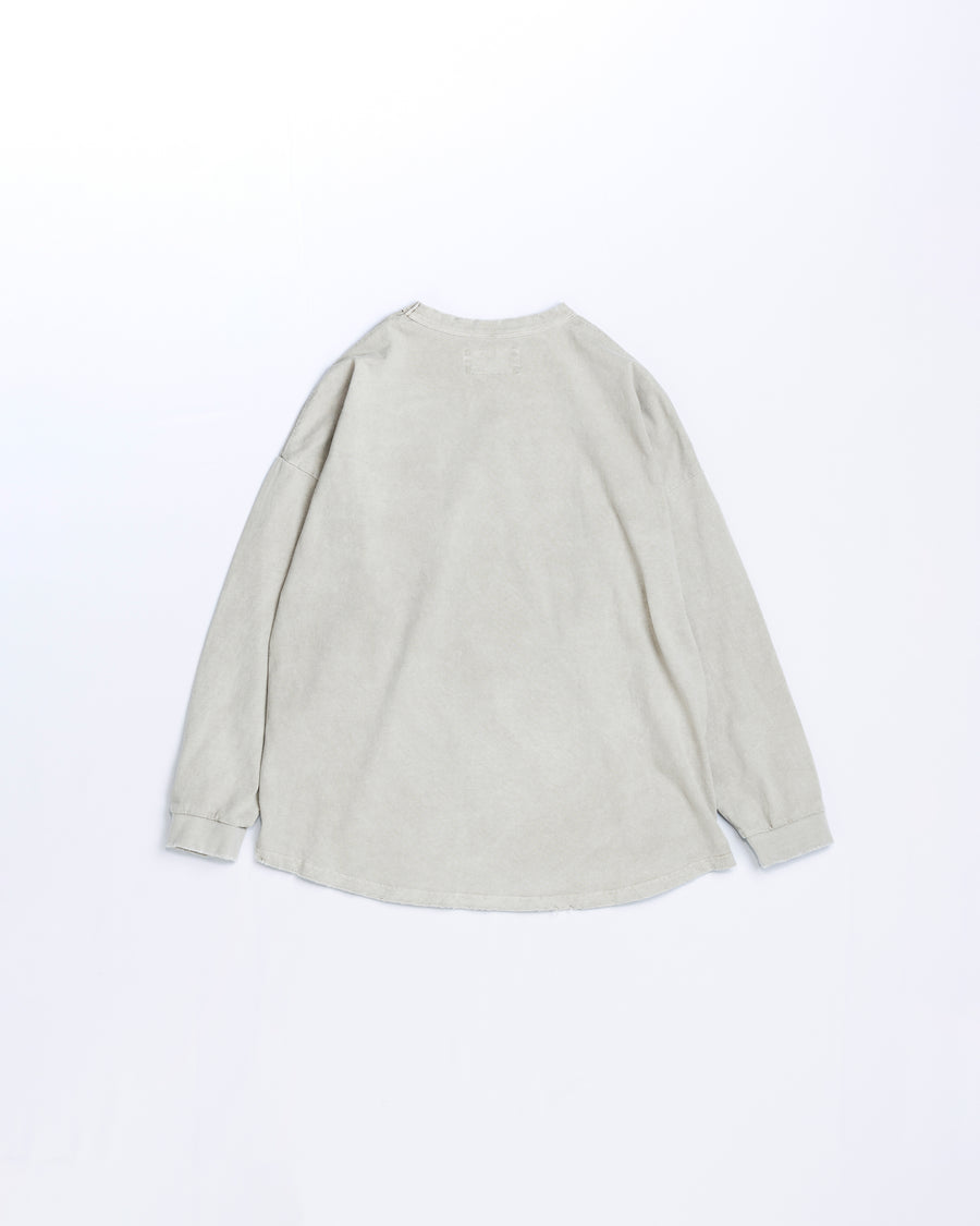 こだわりのオリジナルカラーで仕上げたロングスリーブTシャツ。幾度もの染色テストを重ね、他にはない絶妙な色味を追求しました。素材にはローゲージで編み立てたコットン天竺を採用し、程よい厚みとクリアな質感を両立。特殊顔料染めを施すことで、BEIGEの柔らかな発色の中に奥行きのある表情と、独特なこなれ感を引き出しています。

A long-sleeve T-shirt featuring a meticulously developed original color. Crafted from a relatively low-gauge cotton jersey for a clean yet structured look. This BEIGE piece is treated with a special pigment dye, achieving a unique depth of color and a sophisticated, lived-in texture that results from extensive color testing.