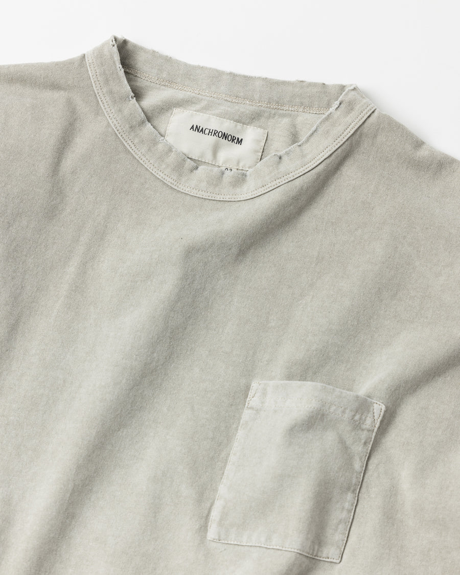 こだわりのオリジナルカラーで仕上げたロングスリーブTシャツ。幾度もの染色テストを重ね、他にはない絶妙な色味を追求しました。素材にはローゲージで編み立てたコットン天竺を採用し、程よい厚みとクリアな質感を両立。特殊顔料染めを施すことで、BEIGEの柔らかな発色の中に奥行きのある表情と、独特なこなれ感を引き出しています。

A long-sleeve T-shirt featuring a meticulously developed original color. Crafted from a relatively low-gauge cotton jersey for a clean yet structured look. This BEIGE piece is treated with a special pigment dye, achieving a unique depth of color and a sophisticated, lived-in texture that results from extensive color testing.