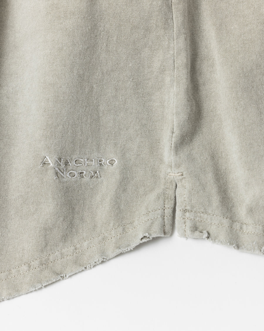 こだわりのオリジナルカラーで仕上げたロングスリーブTシャツ。幾度もの染色テストを重ね、他にはない絶妙な色味を追求しました。素材にはローゲージで編み立てたコットン天竺を採用し、程よい厚みとクリアな質感を両立。特殊顔料染めを施すことで、BEIGEの柔らかな発色の中に奥行きのある表情と、独特なこなれ感を引き出しています。

A long-sleeve T-shirt featuring a meticulously developed original color. Crafted from a relatively low-gauge cotton jersey for a clean yet structured look. This BEIGE piece is treated with a special pigment dye, achieving a unique depth of color and a sophisticated, lived-in texture that results from extensive color testing.