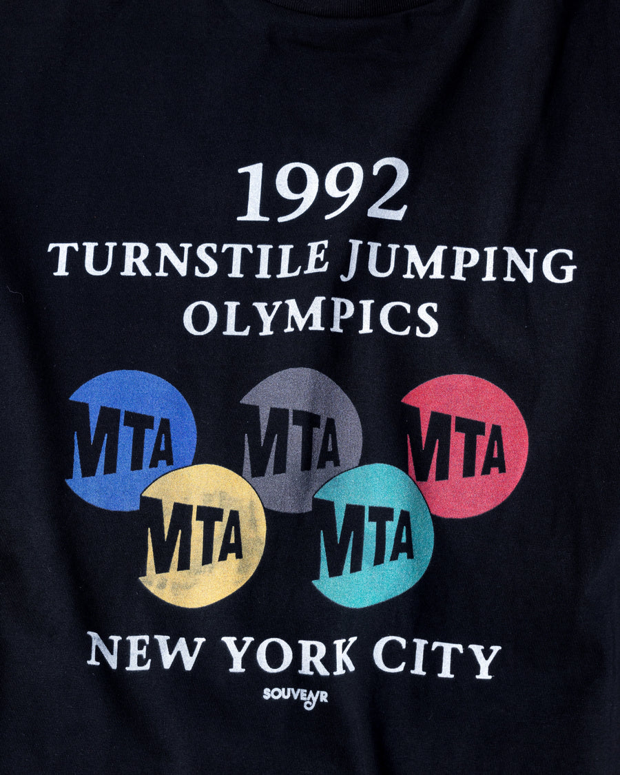 ANACHRONORM × Souvenyr NYC ジャンピング 半袖Tシャツ ブラック | コラボグラフィック ニューヨーク コットン100%